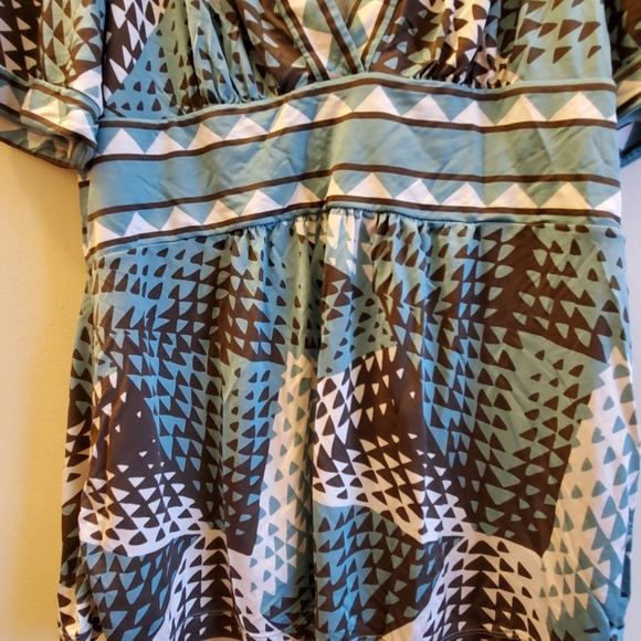 BCBGMAXAZRIA geometric pattern tunic shirt, Size Large, Trendy color and patter - Picture 5 of 7